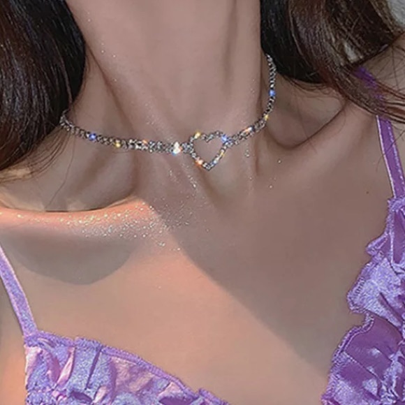 🌟 Silver Heart Pendant Rhinestone Choker Necklace - Picture 2 of 6